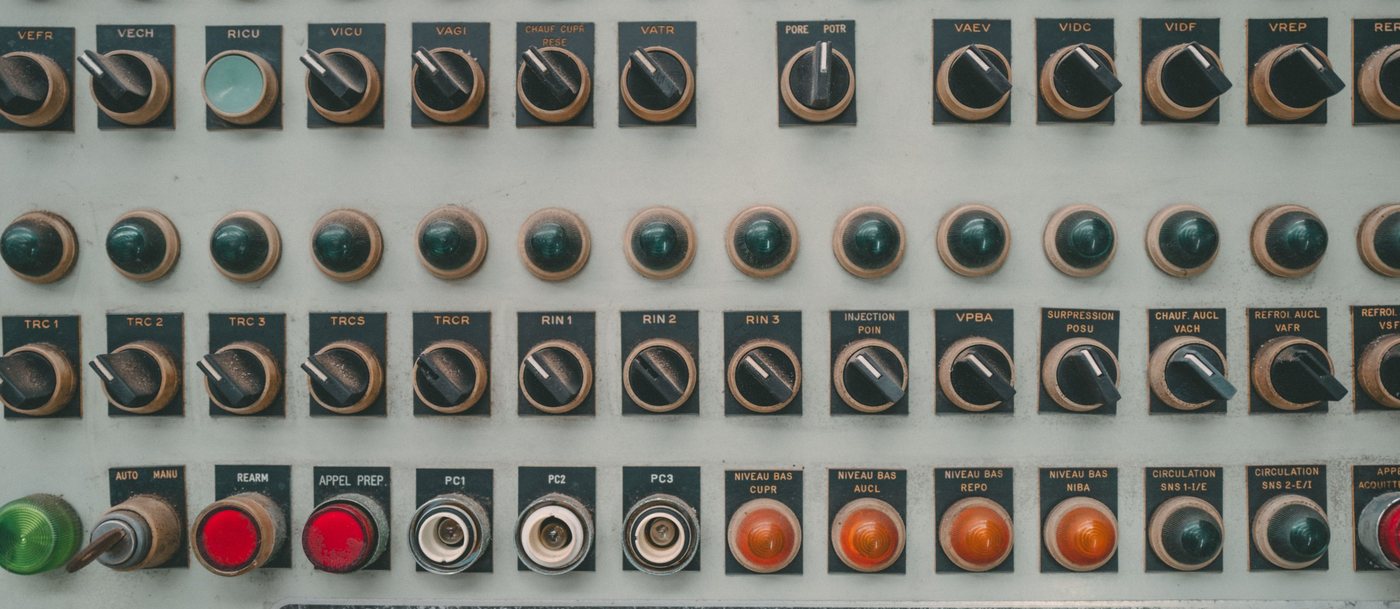 Panel de control con selectores y pilotos